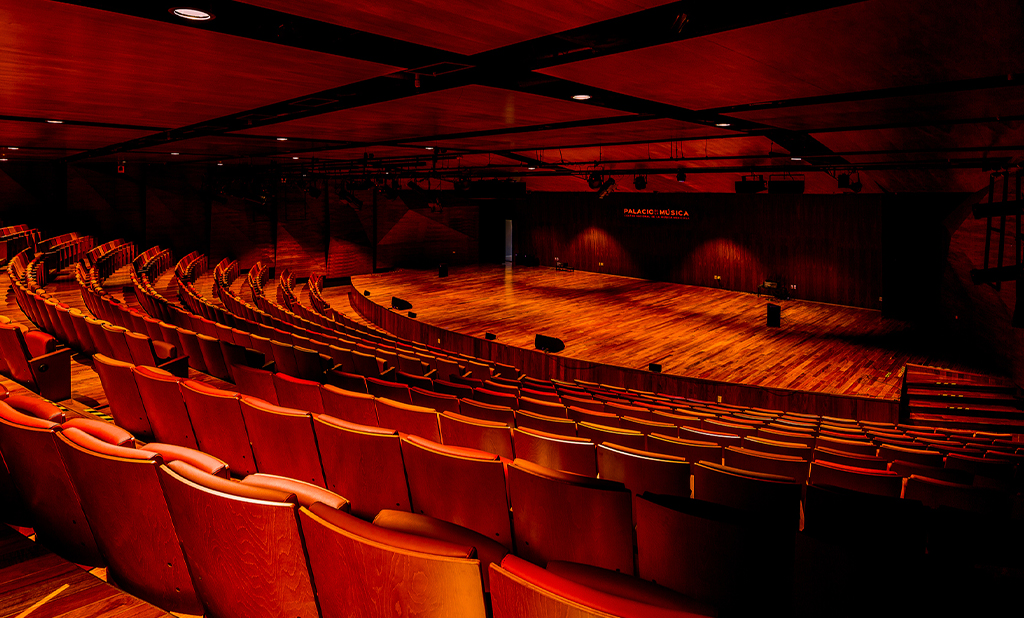 Auditorio con escenario y fila de butacas del Palacio de la Música de Mérida