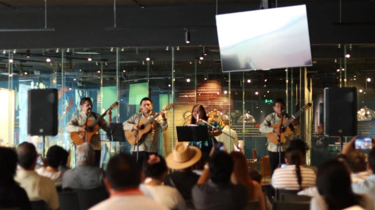 Un grupo de músicos toca en el Palacio de la Música en Mérida.