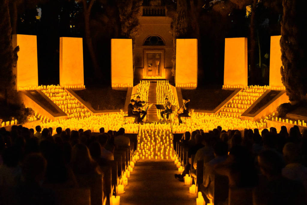 Quartetto d'archi suona circondato da migliaia di candele nello spettacolo Candlelight a Viareggio
