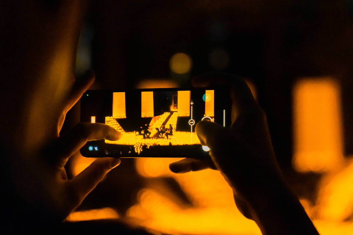 Persona haciendo una foto con el móvil al concierto de Candlelight