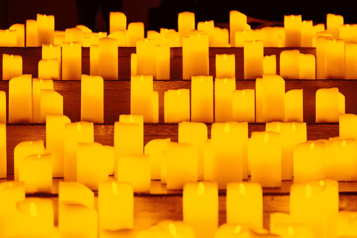 Muchas velas Candlelight sobre unos escalones.