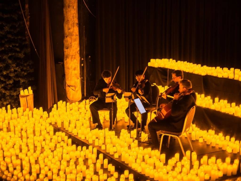 Quartetto d'archi suona circondato da migliaia di candele nello spettacolo Candlelight a Ferrara