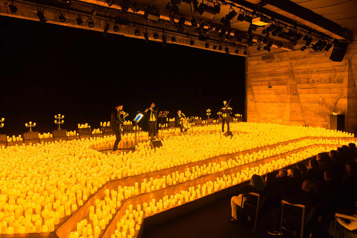 musicos em palco repleto de velas led em um concerto Candlelight no MASP em São Paulo