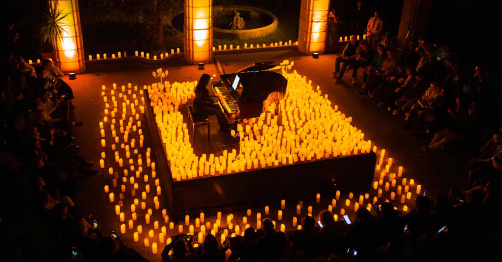 Un pianista che suona a un concerto a lume di candela