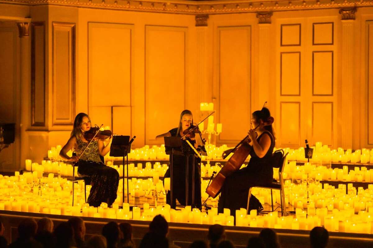 Um quarteto de cordas em um concerto à luz de velas.