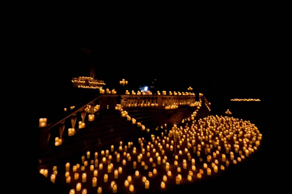 Candele decorano le scale della Cattedrale dell'Immagine di Firenze