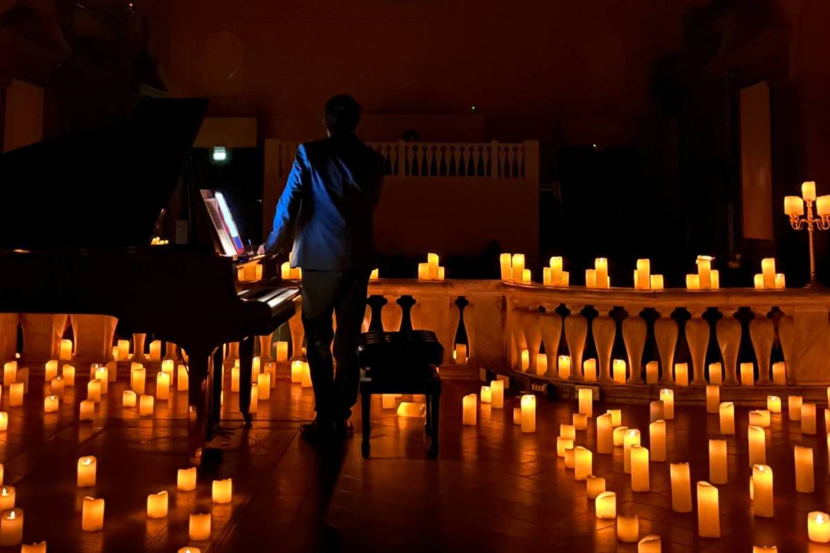 Artista si prepara a suonare il pianoforte nella Cattedrale dell'Immagine