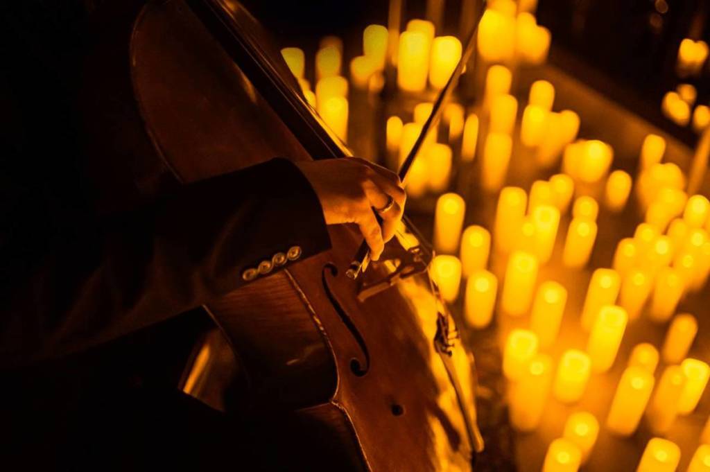 Primer plano de un violonchelo durante un concierto Candlelight.