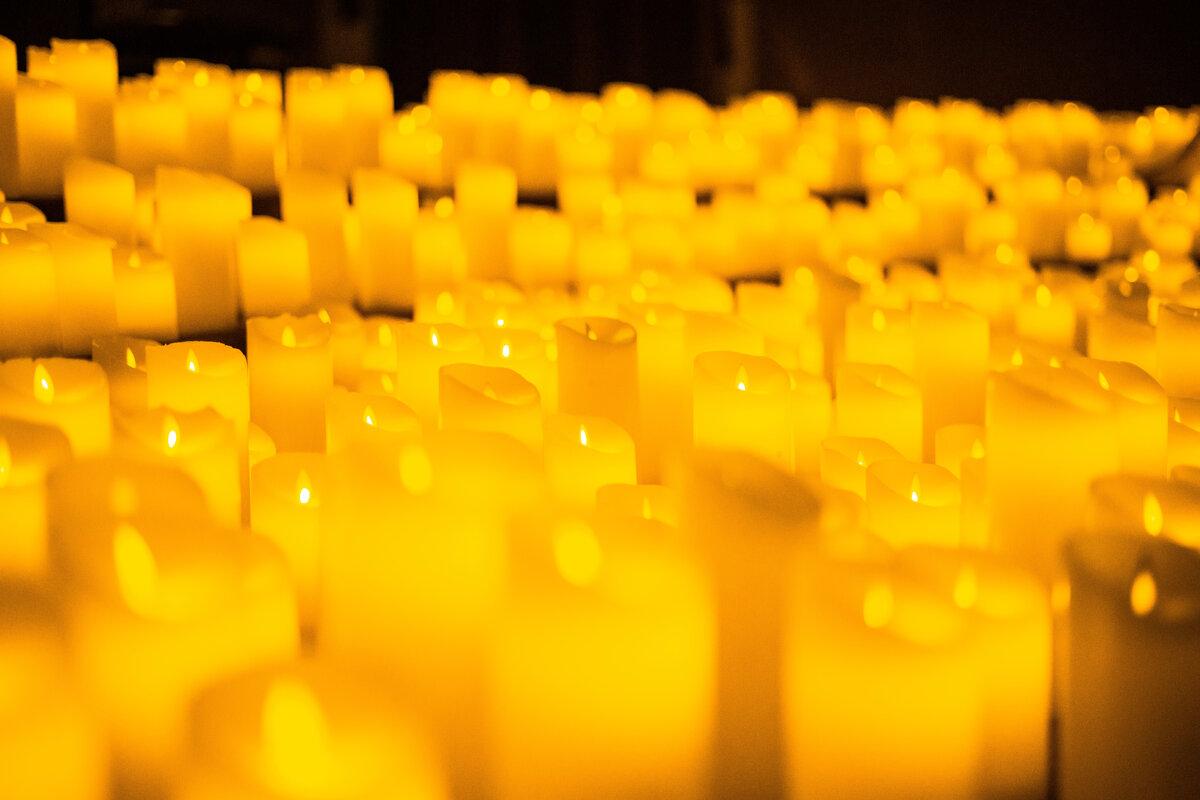 Primer plano de muchas velas Candlelight.