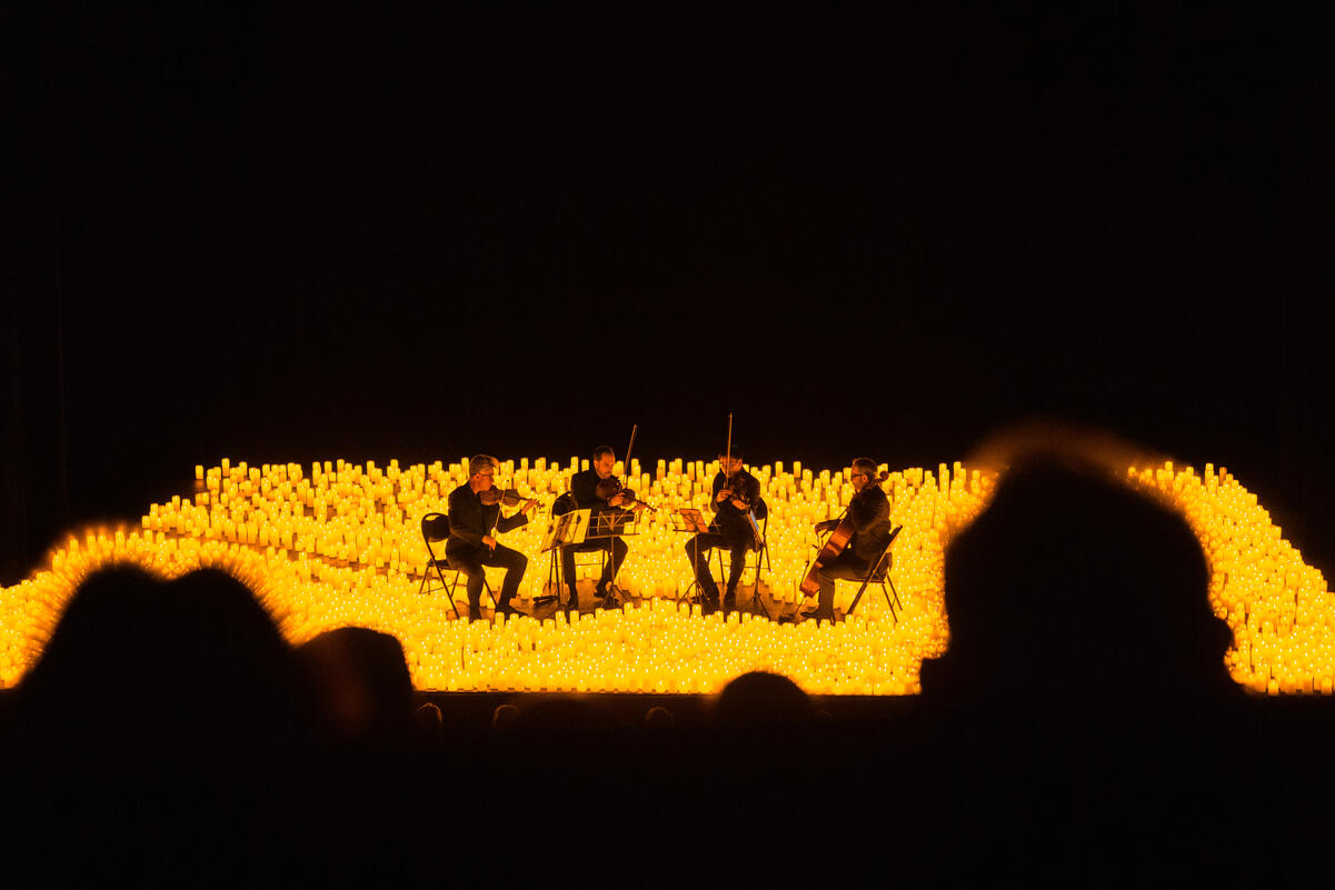 Streichquartett spielt auf der Bühne von Candlelight