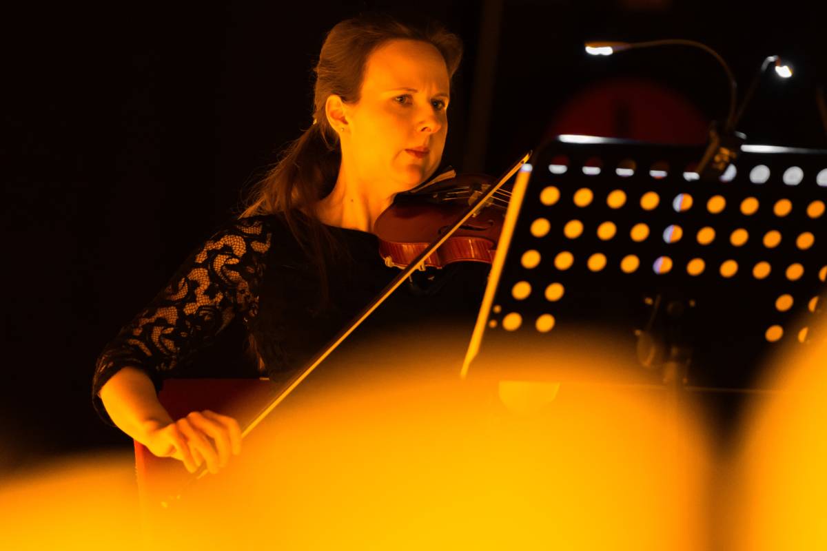 Violinista suona durante un concerto Candlelight a Salerno