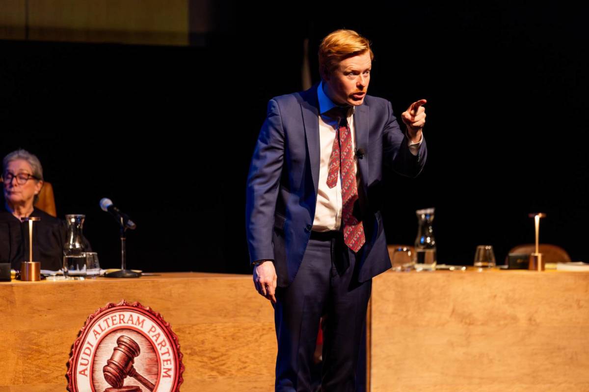 Ein Anwalt, der während The Jury Experience mit dem Finger auf den Angeklagten zeigt.