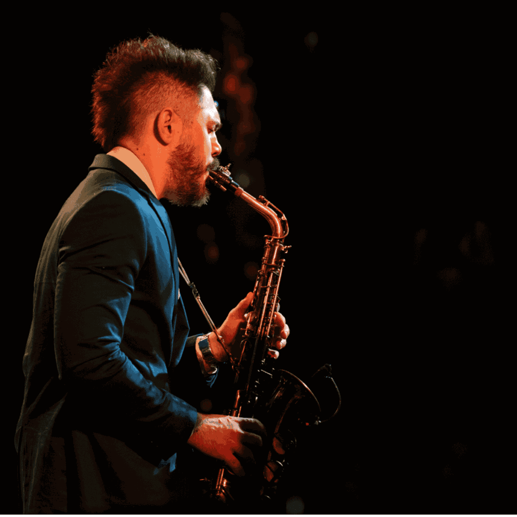 Jazzista suona il sassofono nello spettacolo We Call It Jazz Bologna