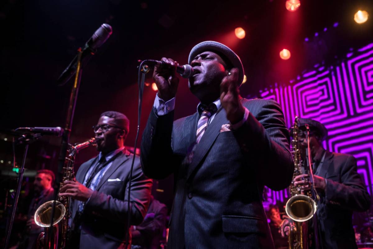 Photo d'un groupe de musique en plein concert