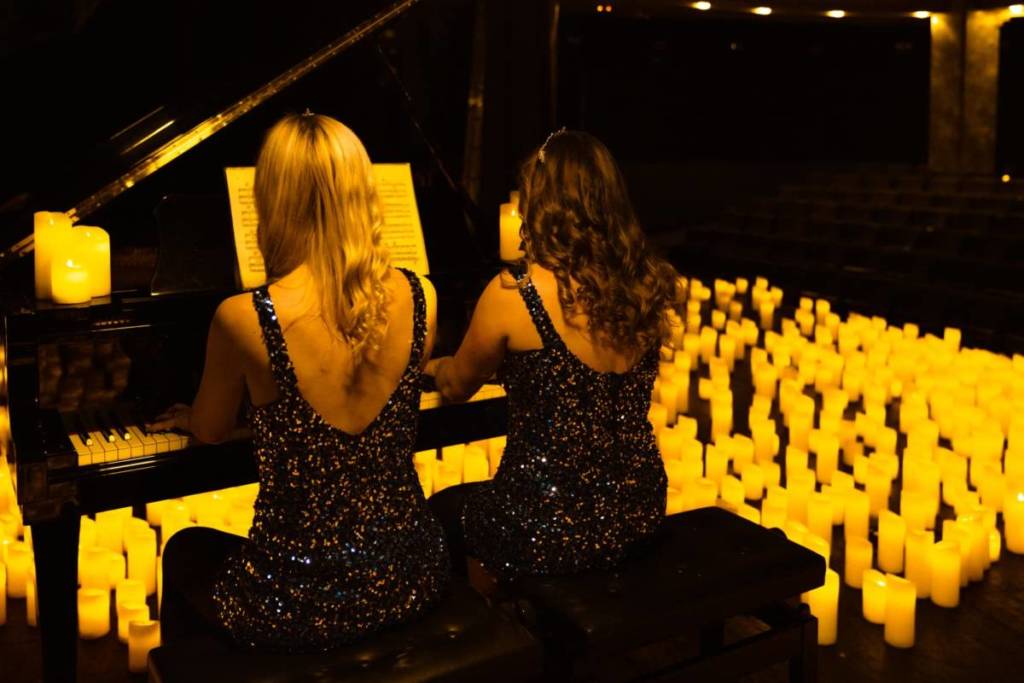 Due pianiste suonano circondate da migliaia di candele in un concerto Candlelight a Viareggio