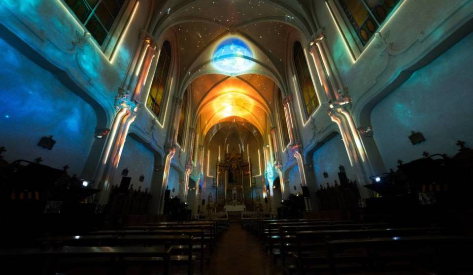 Genesis ya ha abierto sus puertas: la experiencia inmersiva que representa la creación de la Tierra en una iglesia