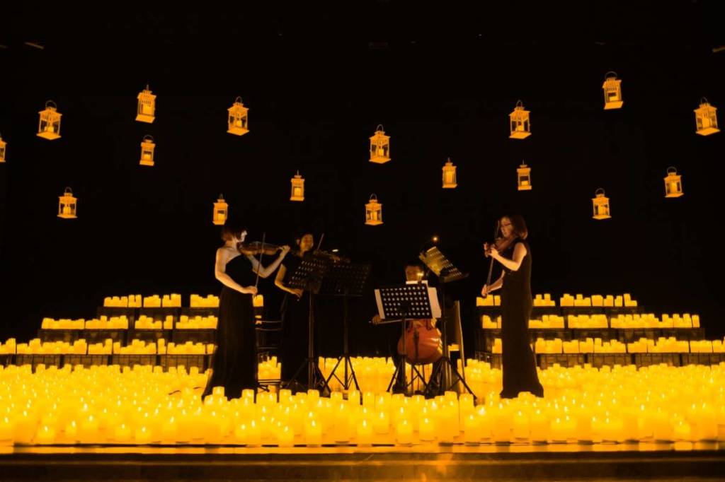 Tr - Binlerce mumla çevrili bir Candlelight konserinde canlı performans sergileyen bir yaylı dörtlüsü