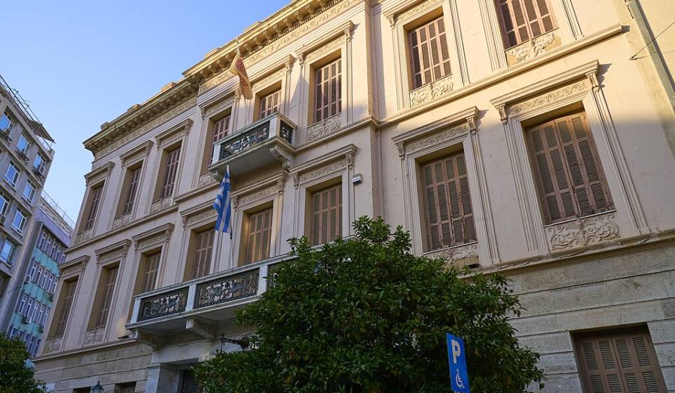 Η παλαιότερη λογοτεχνική λέσχη στην Αθήνα είναι ακόμα ζωντανή—και πλέον φιλοξενεί μαγικές συναυλίες Candlelight.