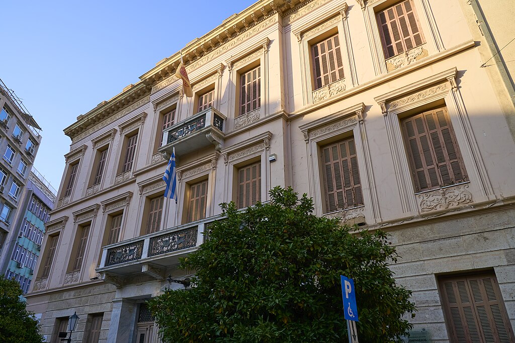 Η παλαιότερη λογοτεχνική λέσχη στην Αθήνα είναι ακόμα ζωντανή—και πλέον φιλοξενεί μαγικές συναυλίες Candlelight.