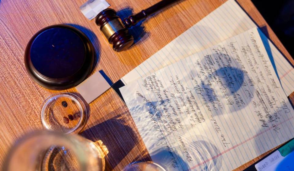 Emetti il verdetto finale del processo in questo dramma giudiziario interattivo in scena a Venezia