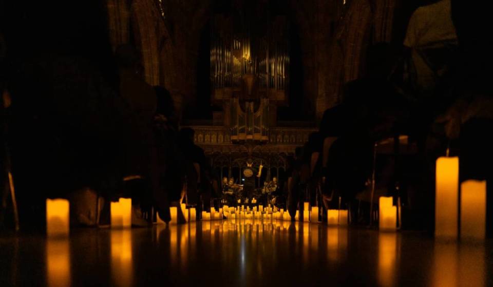 Sous une mer de bougies, la “Cité aux Cinq Clochers” accueille désormais les concerts les plus spectaculaires de l’année