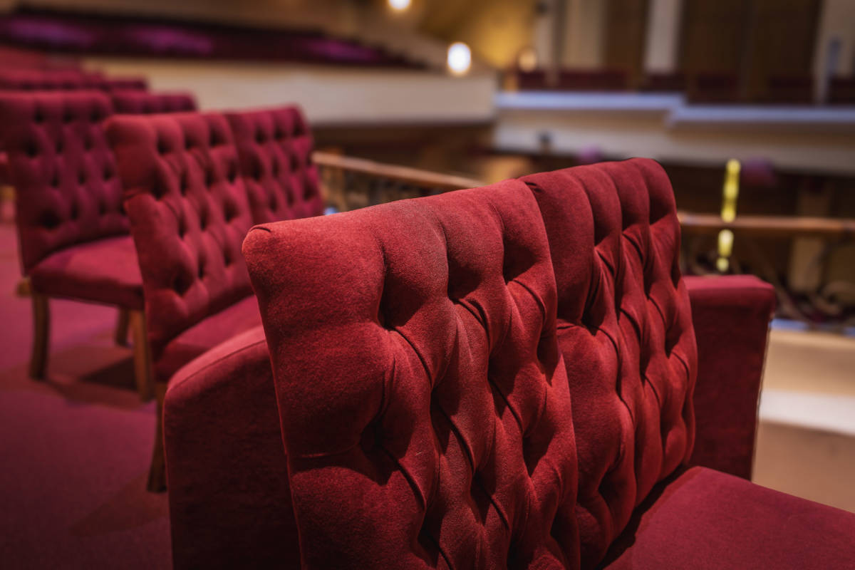 Detalle de las butacas renovadas del Teatro Municipal Mendoza, con tapizado rojo y diseño clásico