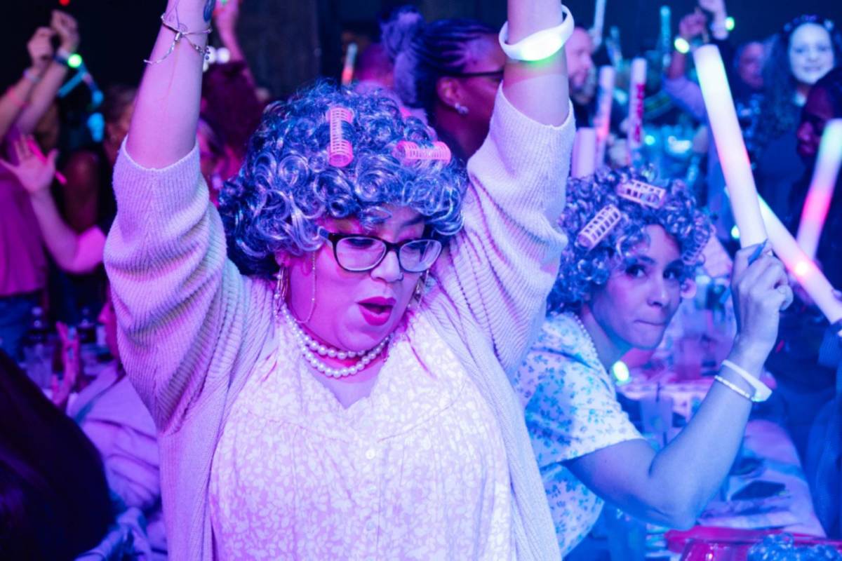 vrouwen dansen bij Bingo Loco