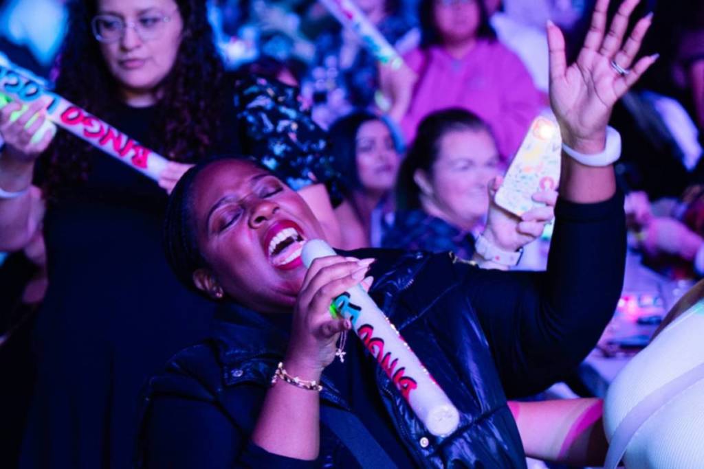 een vrouw die zingt bij Bingo Loco