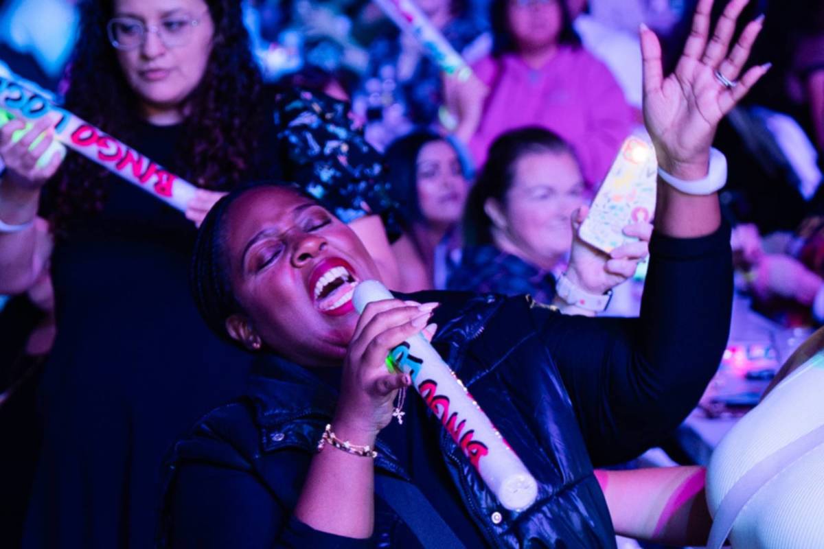 een vrouw die zingt bij Bingo Loco