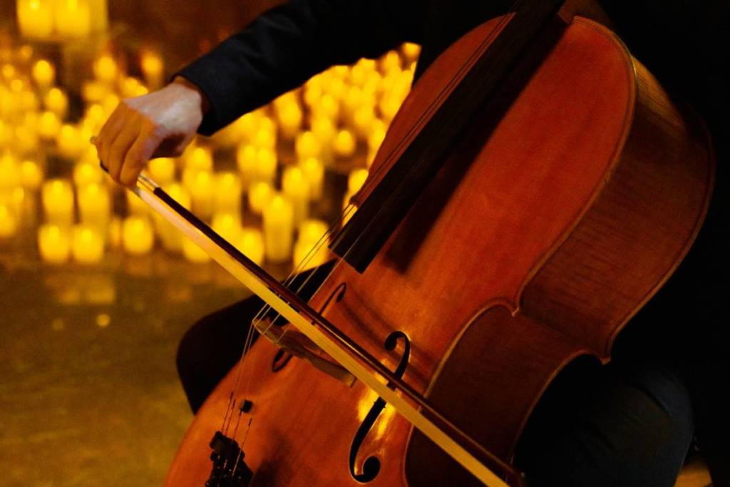 Musicista suona un violoncello durante lo spettacolo Candlelight a Bolzano