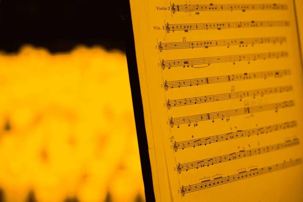 Florianópolis se transforma em cenário de sonho, onde o som das cordas e o brilho das velas se unem para criar noites inesquecíveis de pura magia