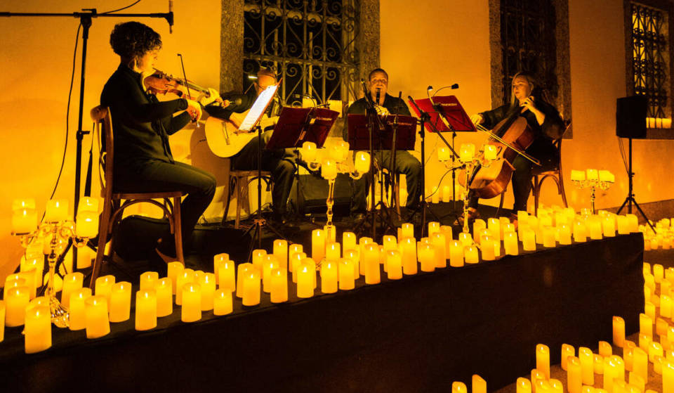Velas acesas, cordas em harmonia: Santos se entrega a um espetáculo inesquecível com tributos emocionantes sob as milhares de velas do Candlelight