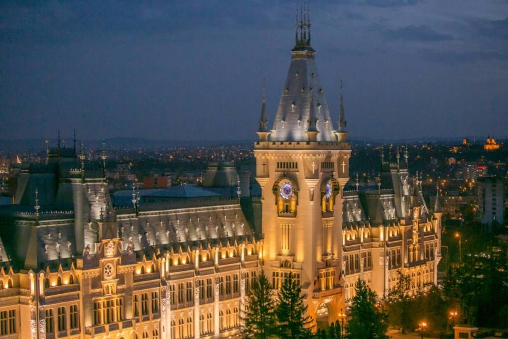 Cea mai emblematică clădire din Iași găzduiește concerte Candlelight uluitoare