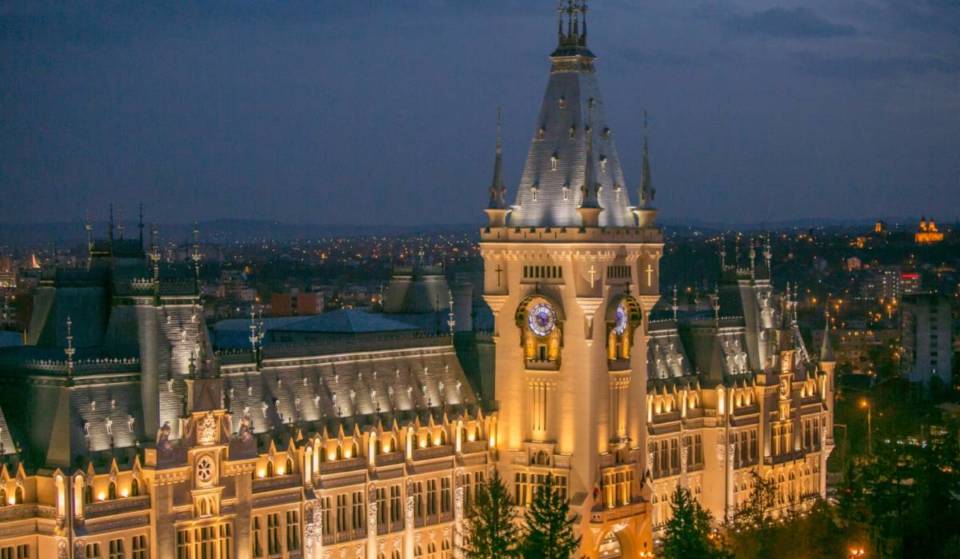 Cea mai emblematică clădire din Iași găzduiește concerte Candlelight uluitoare