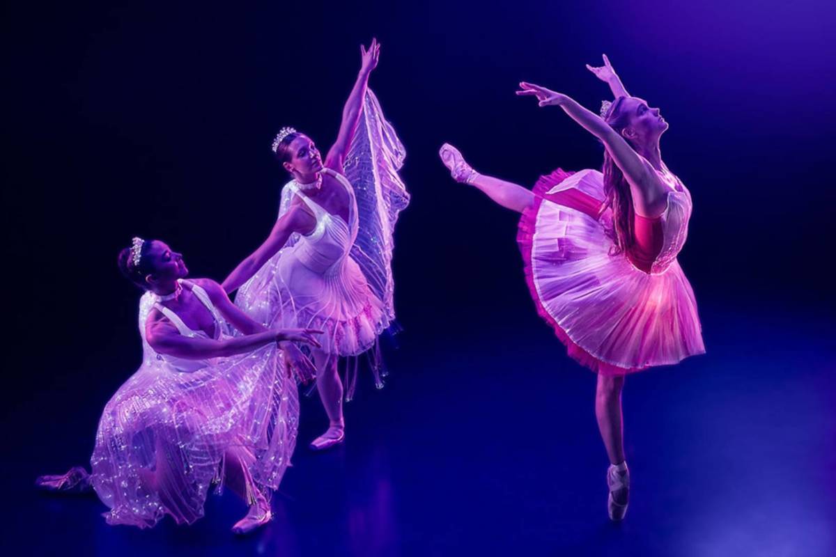Vue sur trois danseuses en costumes pour Ballet of Lights