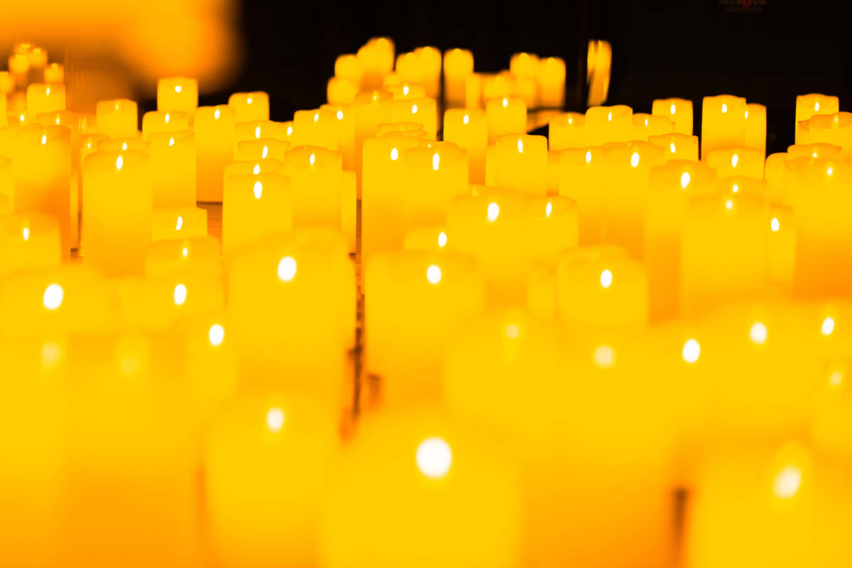 Primer plano de muchas cálidas velas de un concierto Candlelight.