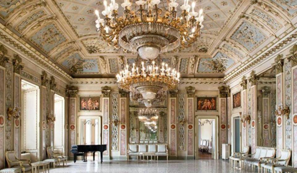 Sembra uscita da una fiaba:  la sala completamente bianca nascosta a Como dove di sera si tengono magici concerti a lume di candela