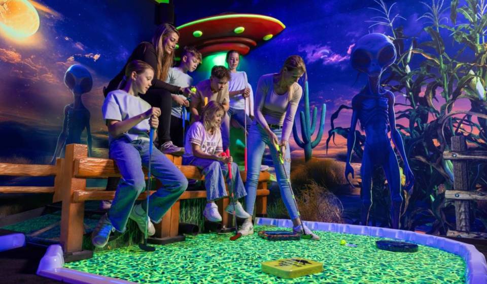 Ontdek minigolf in een compleet nieuwe dimensie bij GlowGolf Duiven: 15 lichtgevende holes vol kleur en spanning – nu geopend!