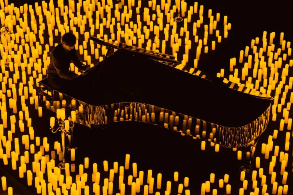 Piano au milieu d'une mer de bougies lors d'un concert Candlelight
