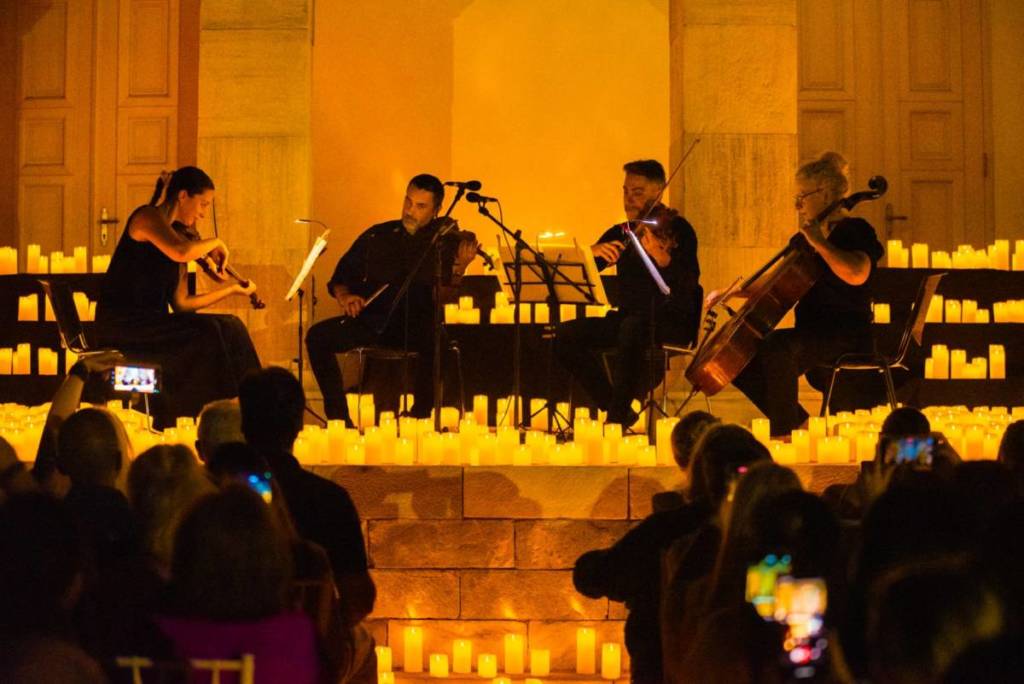 quarteto de cordas em palco iluminado pelas milhares de velas de LED dos concertos Candlelight