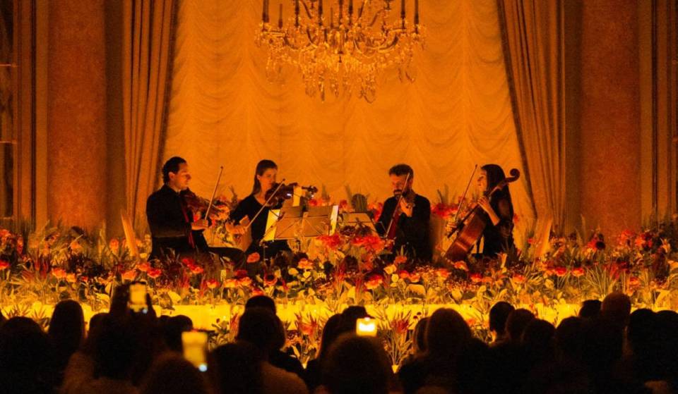 Ce spectacle immersif aux bougies revient à Liège avec un décor de fleurs éternelles et des hommages musicaux vibrants