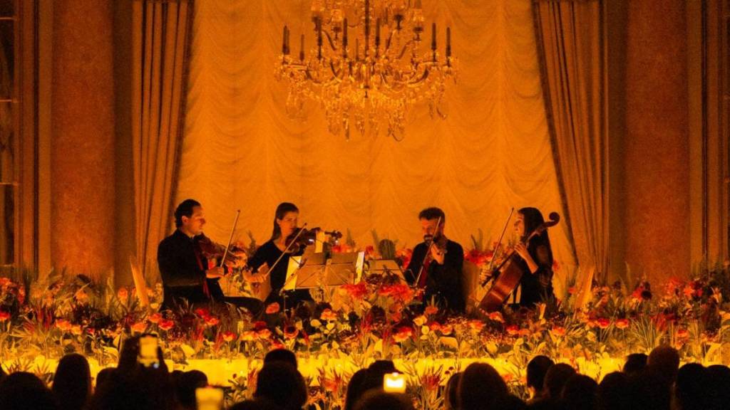 Photo d'un concert Candlelight entouré de fleurs