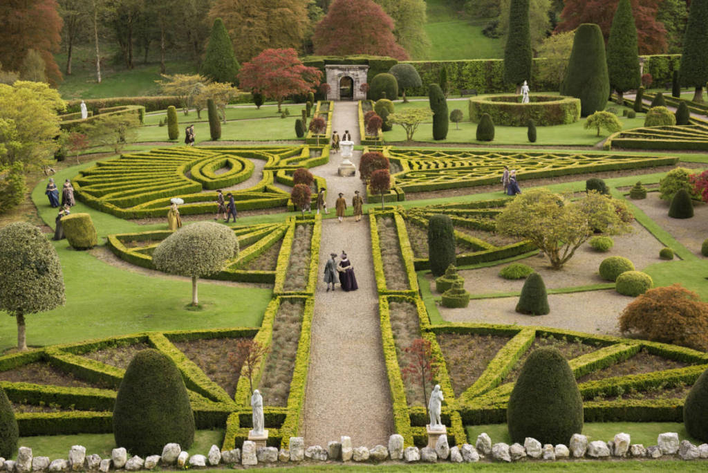 Plano general de unos amplios jardines de la serie Outlander en un frame de la temporada 2.