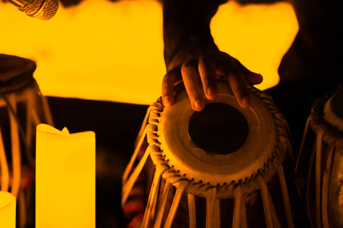 Un músico toca un instrumento de percusión durante un concierto Candlelight.