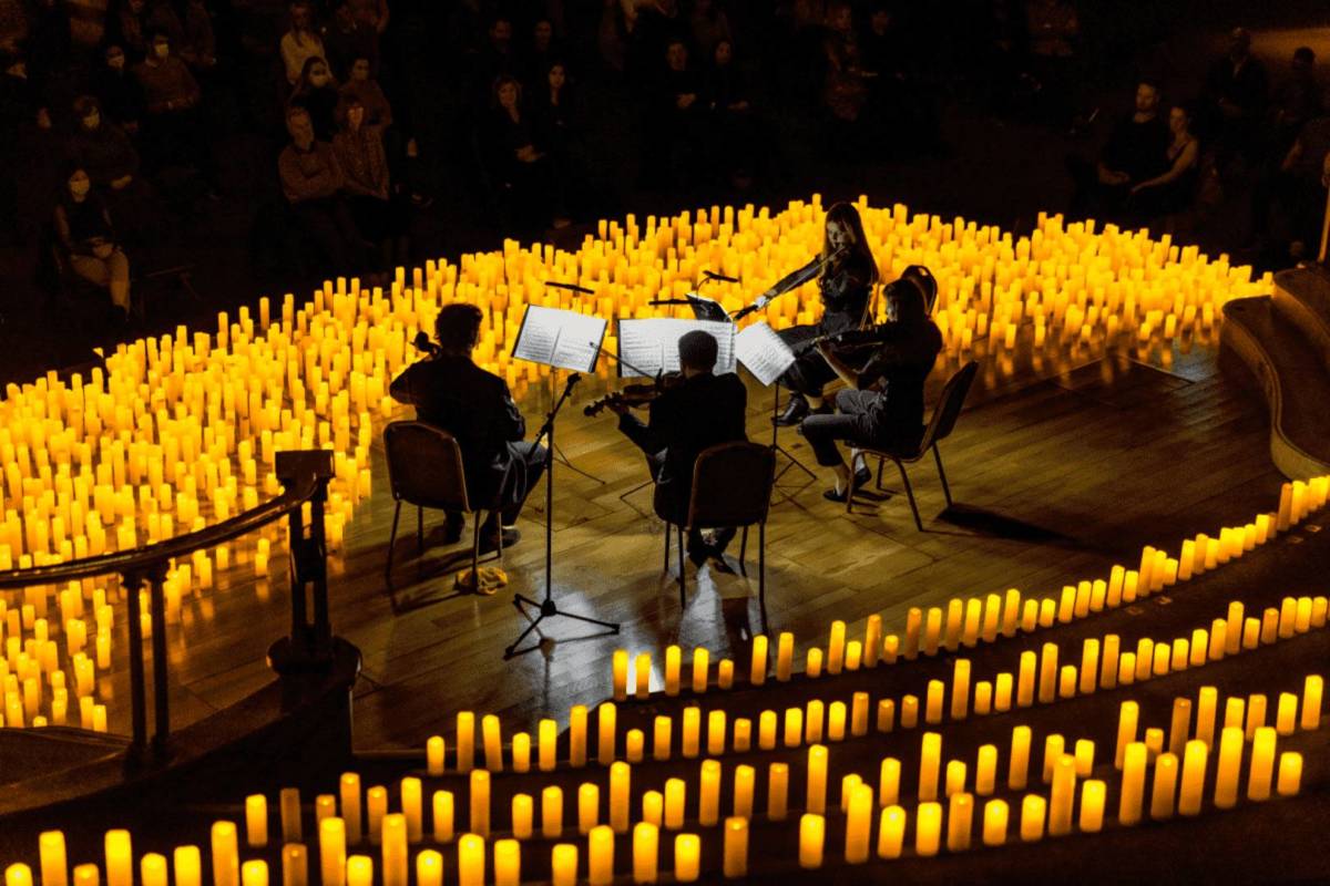 Musiciens sur scène, performant lors d'un concert Candlelight