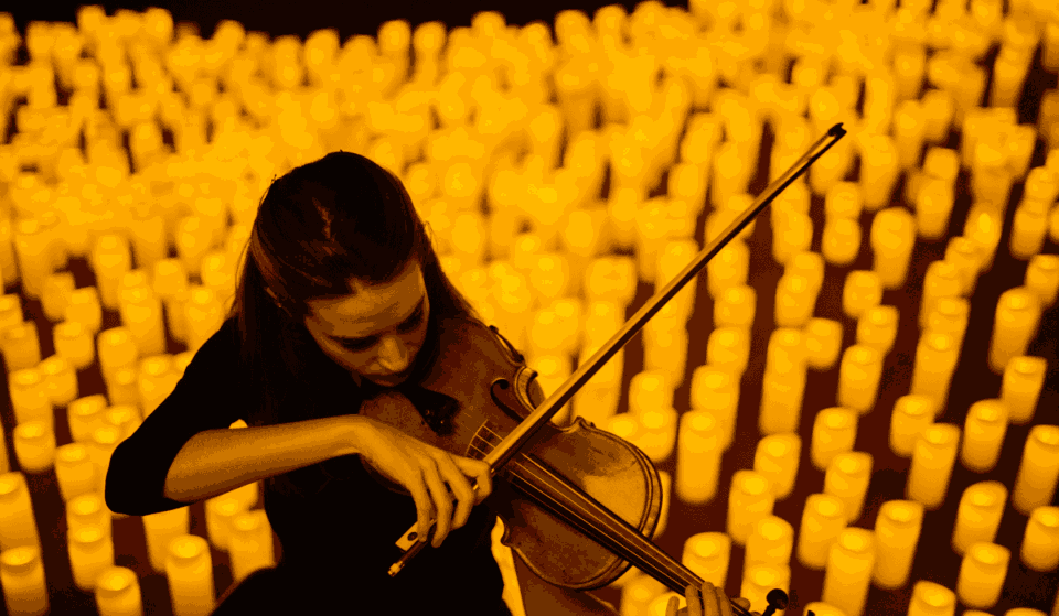 Com ingressos acessíveis e atmosfera nostálgica, este evento em Macapá traz músicos ao vivo para recriar sucessos mundiais em um mar de velas