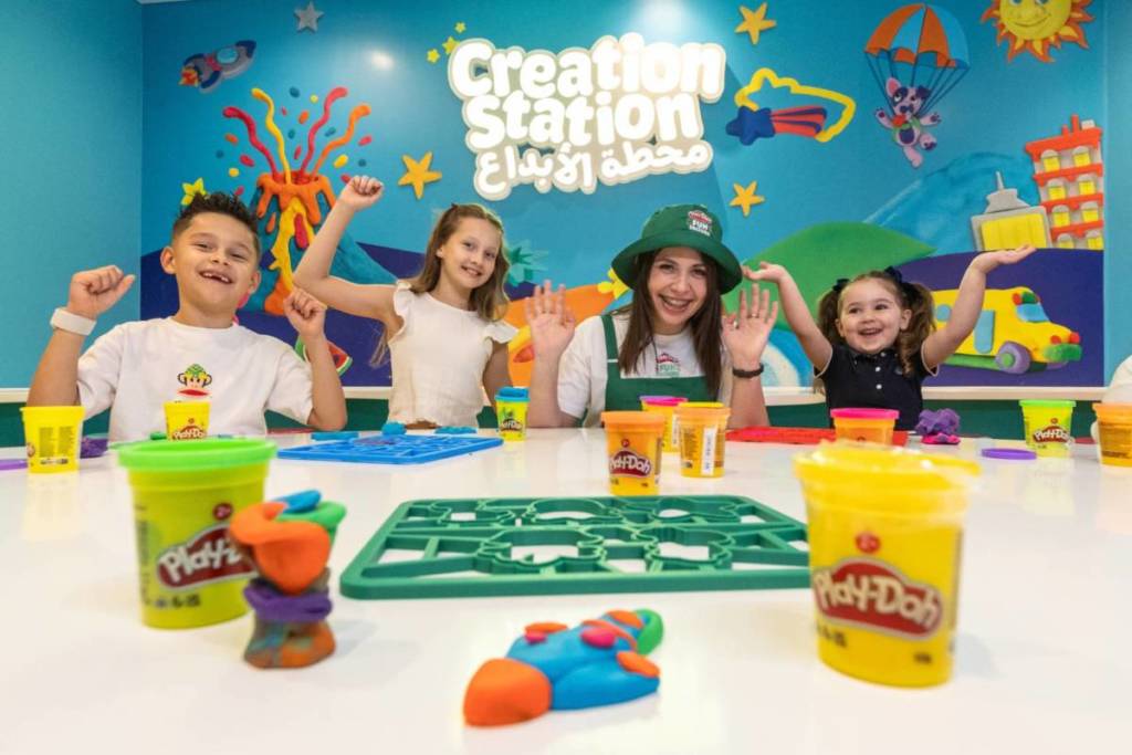 Play Doh Fun Factory's Creation Station, featuring children and a guide creating items out of Play-Doh - مصنع المرح من "بلاي دو"