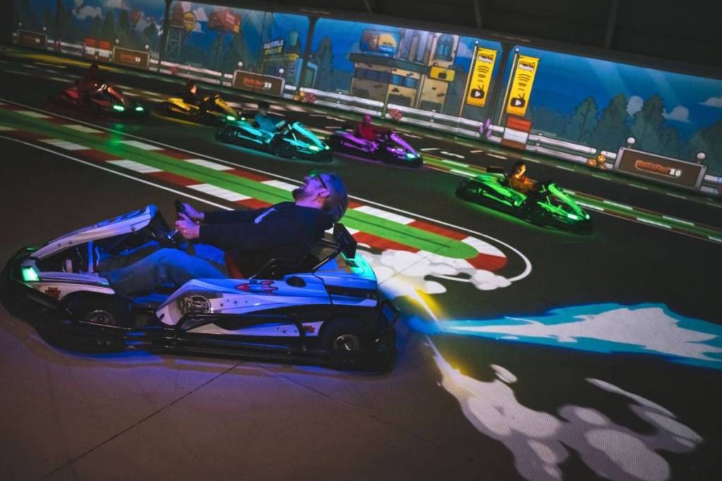 Actionreicher BattleRace Spielmodus bei BattleKart Fürth bei dem ein Fahrer auf der Kartbahn ein virtuelles Raketen Power-Up einsetzt