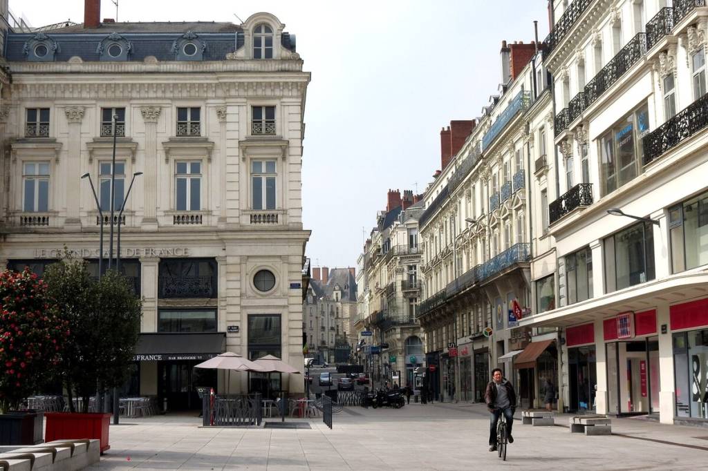 Vue sur la Place du Ralliement d'Angers et ses commerces