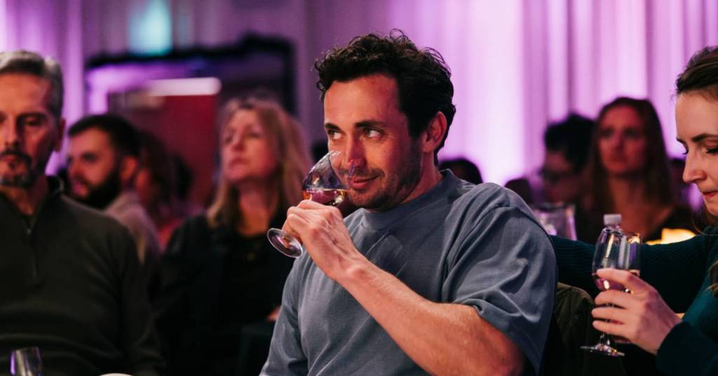 “A bebida fica melhor com uma boa história”: experiência em Santo André criada por comediante australiano mistura stand-up e degustação interativa de vinhos